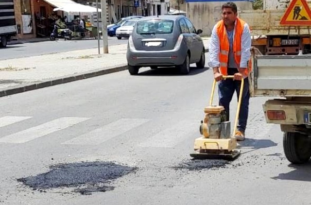 Niscemi: volontariato e cittadinanza attiva di Giuseppe Presti che riempie le buche stradali
